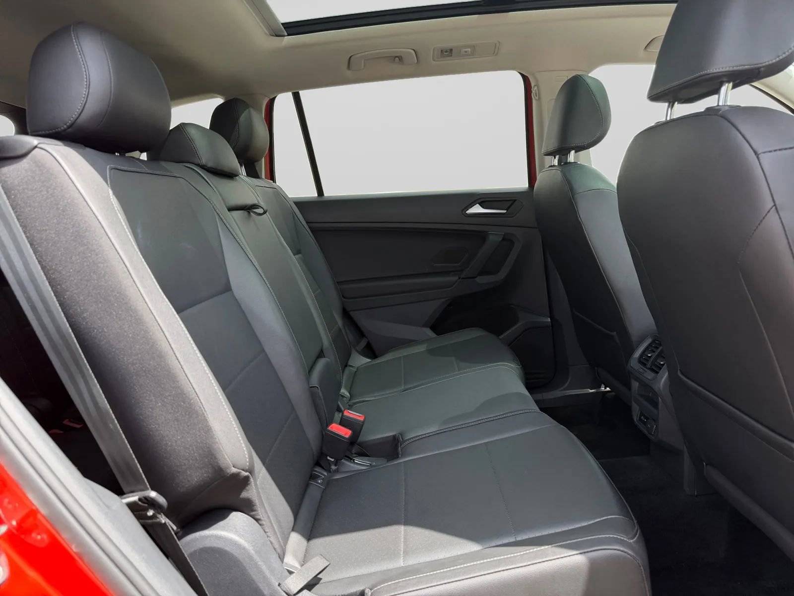 Used 2019 Volkswagen Tiguan SE image 32