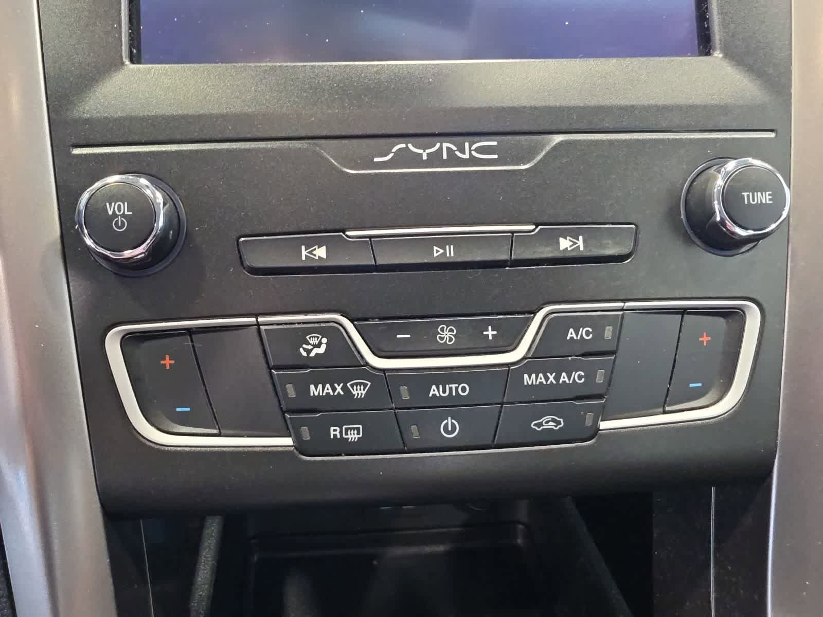 Used 2020 Ford Fusion SE FWD image 21