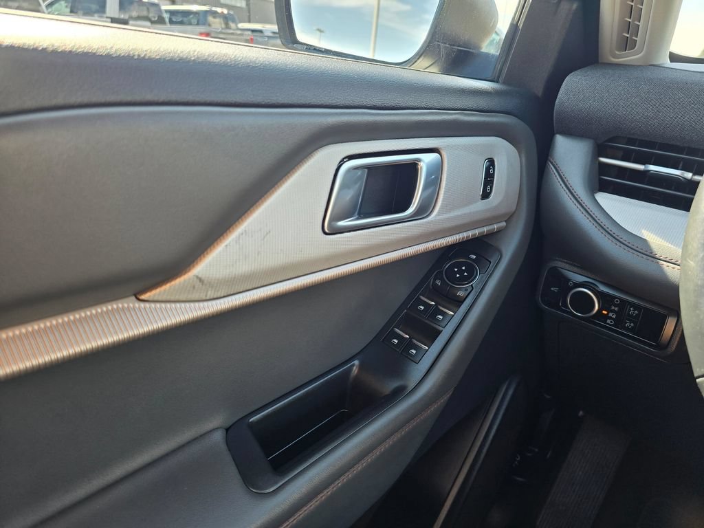 Used 2025 Ford Explorer Active AWD/4WD image 28