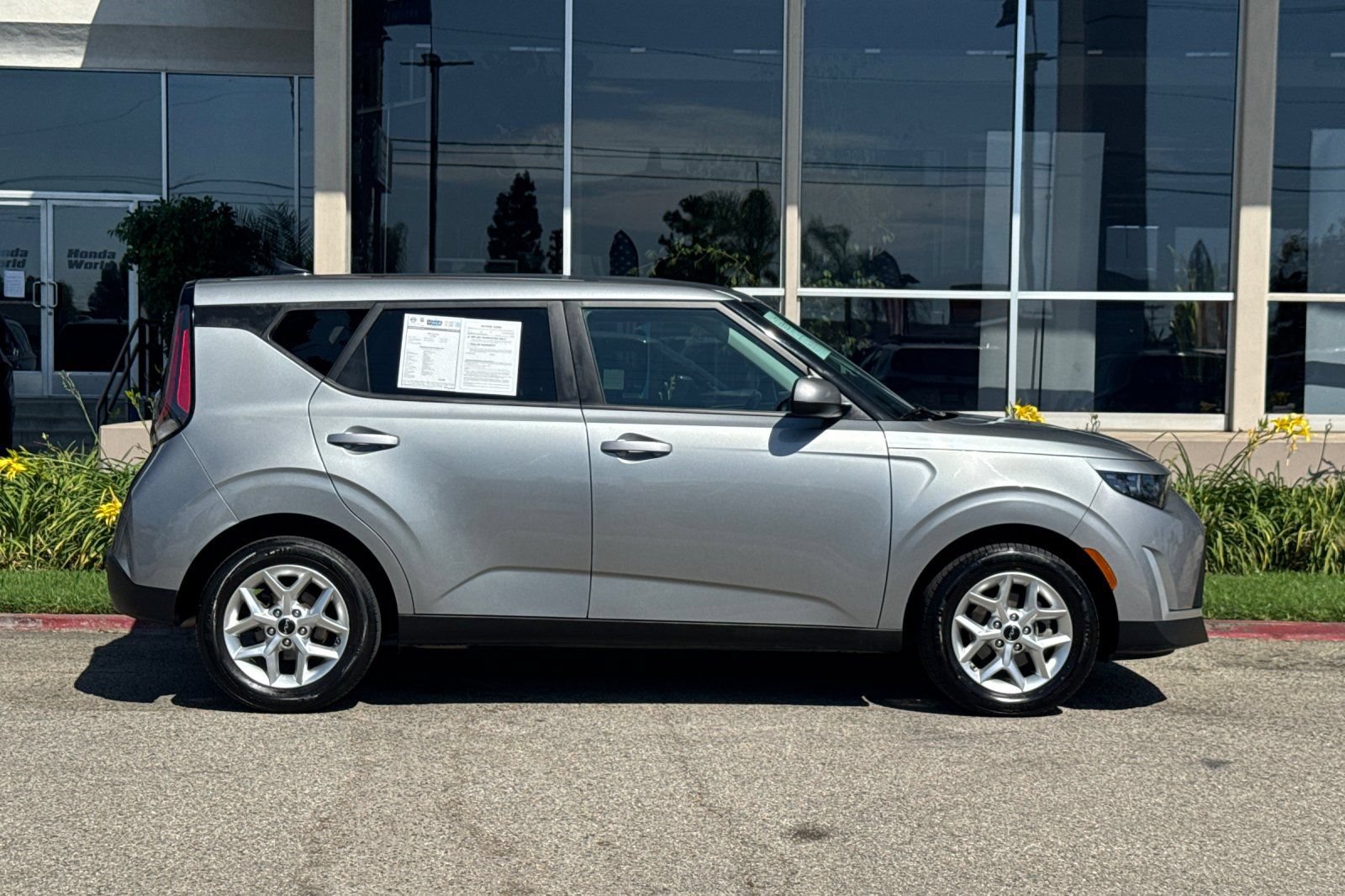 Used 2024 Kia Soul LX w/ Option Group 015 FWD image 3