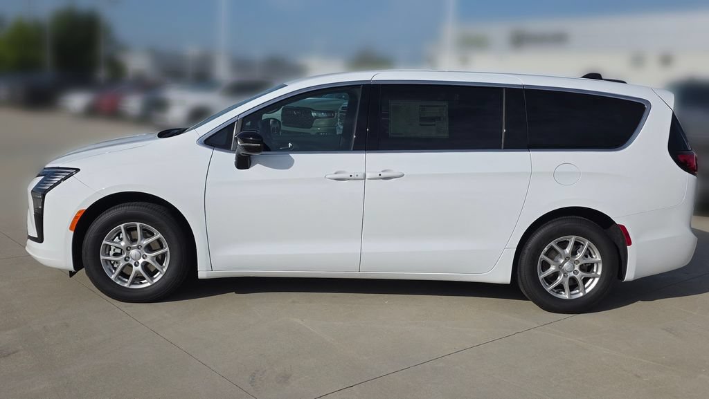 New 2027 Chrysler Pacifica Select FWD image 2