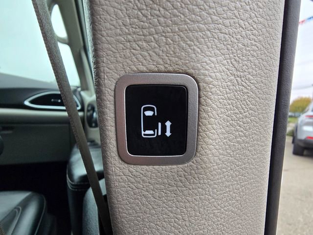 Certified 2024 Chrysler Pacifica Touring-L image 18