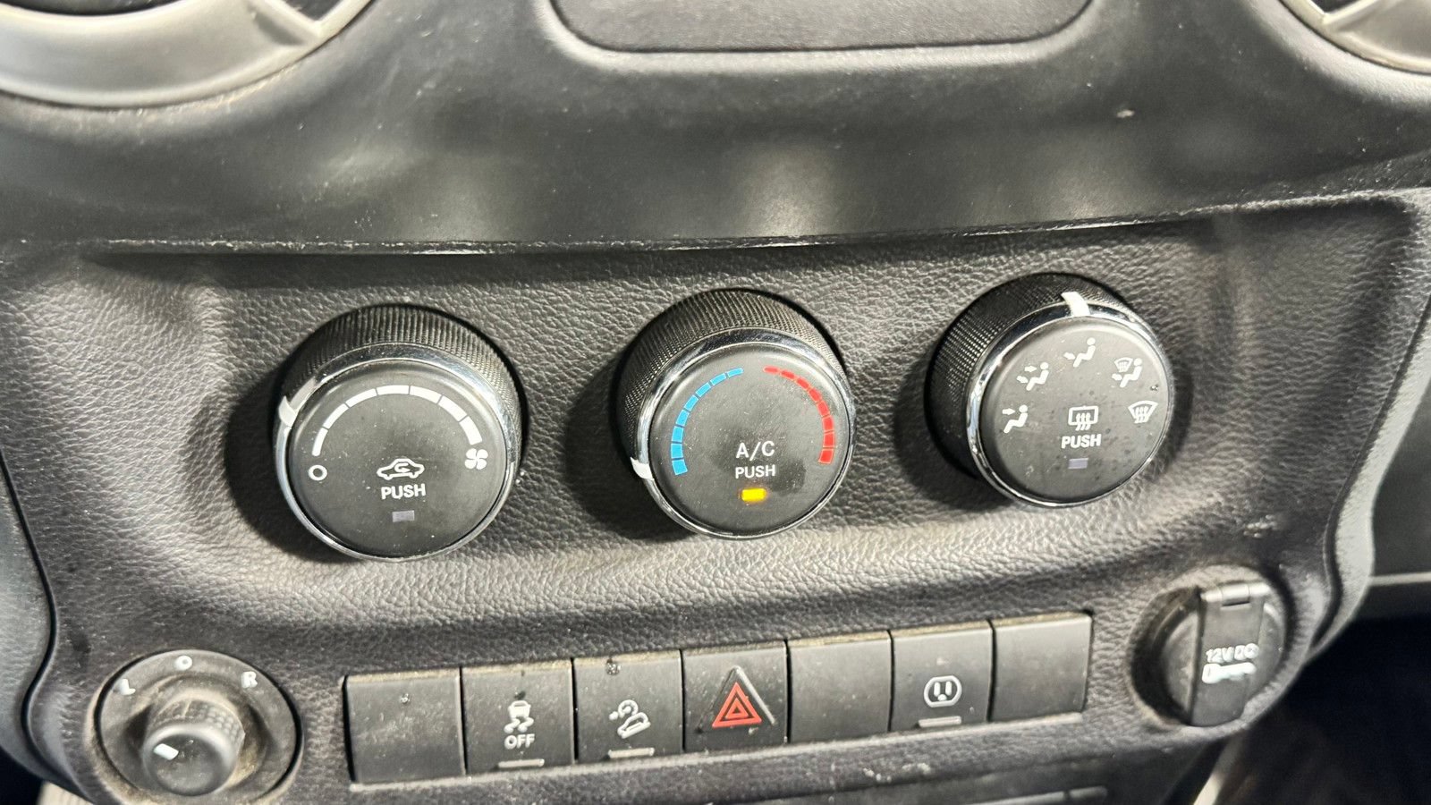 Used 2018 Jeep Wrangler Unlimited Sahara w/ Connectivity Group AWD/4WD image 23
