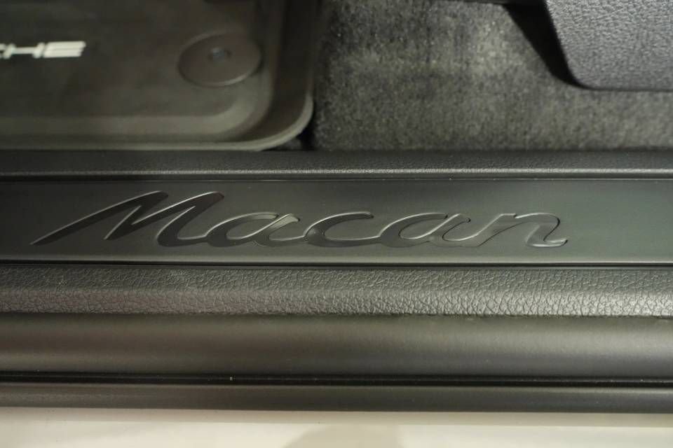 New 2026 Porsche Macan AWD/4WD image 32