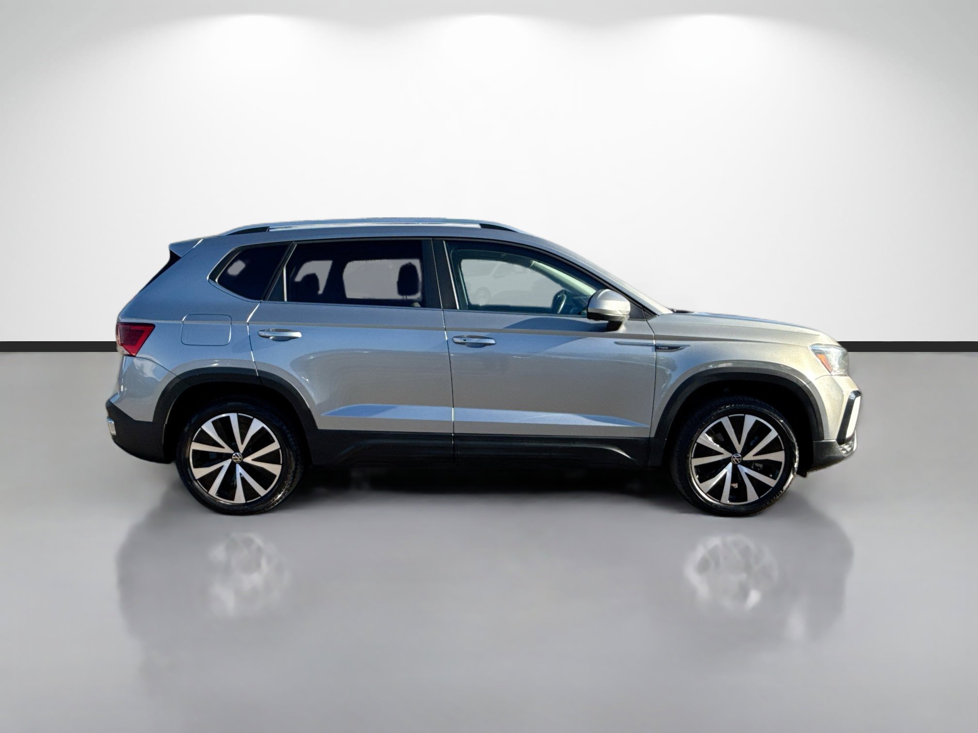 Used 2022 Volkswagen Taos SE image 2