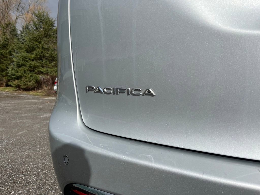 Used 2024 Chrysler Pacifica Touring-L image 7