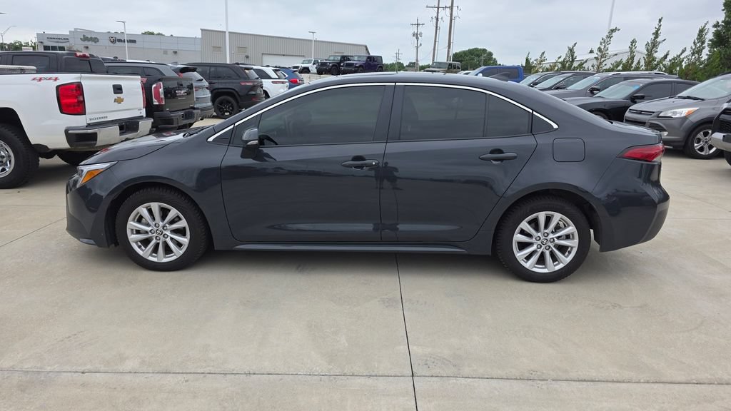 Used 2025 Toyota Corolla XLE FWD image 2