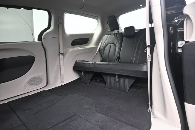 Used 2024 Chrysler Pacifica Touring-L FWD image 11