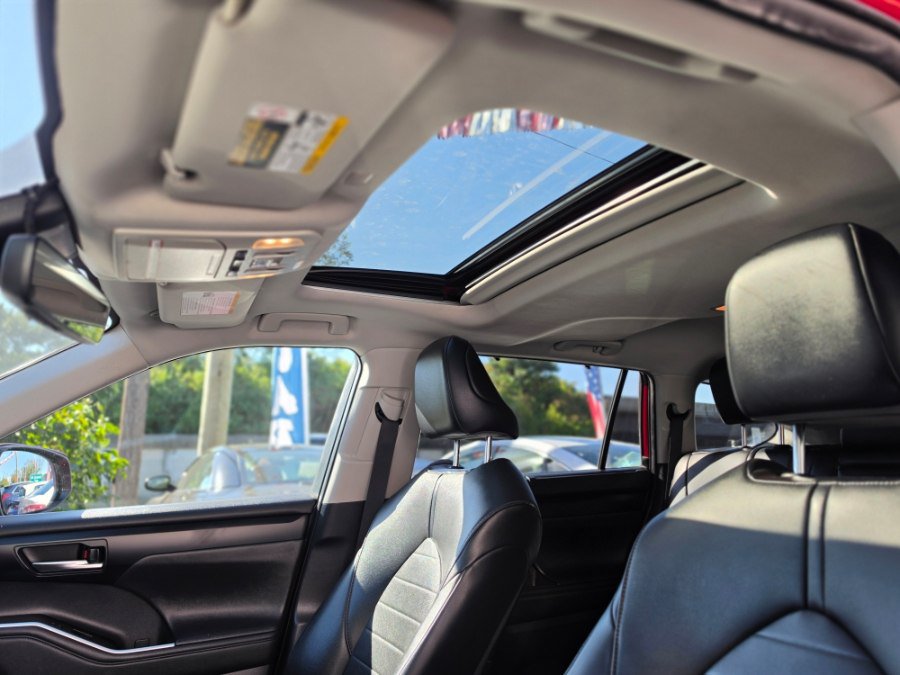 Used 2021 Toyota Highlander XLE AWD/4WD image 21