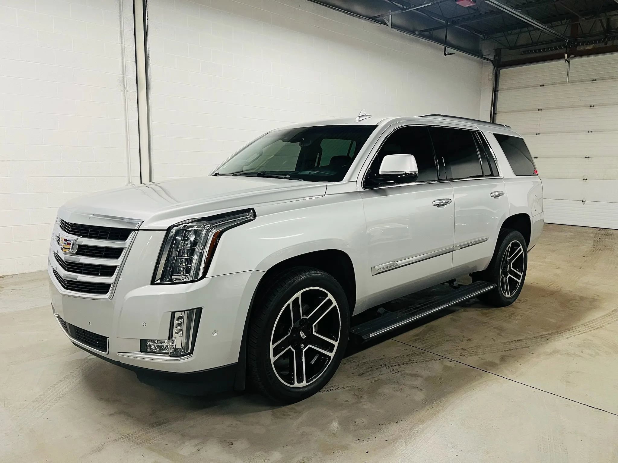 Used 2018 Cadillac Escalade Premium Luxury image 2