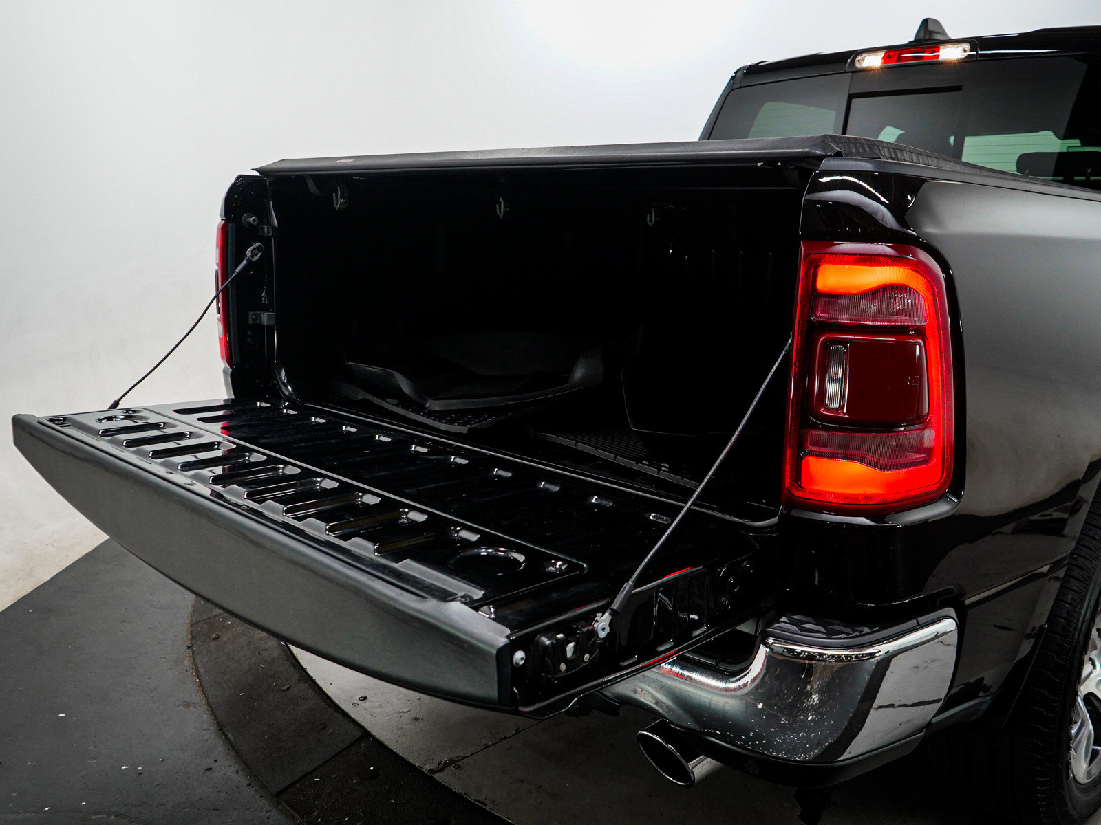 Used 2024 RAM 1500 Laramie AWD/4WD image 9