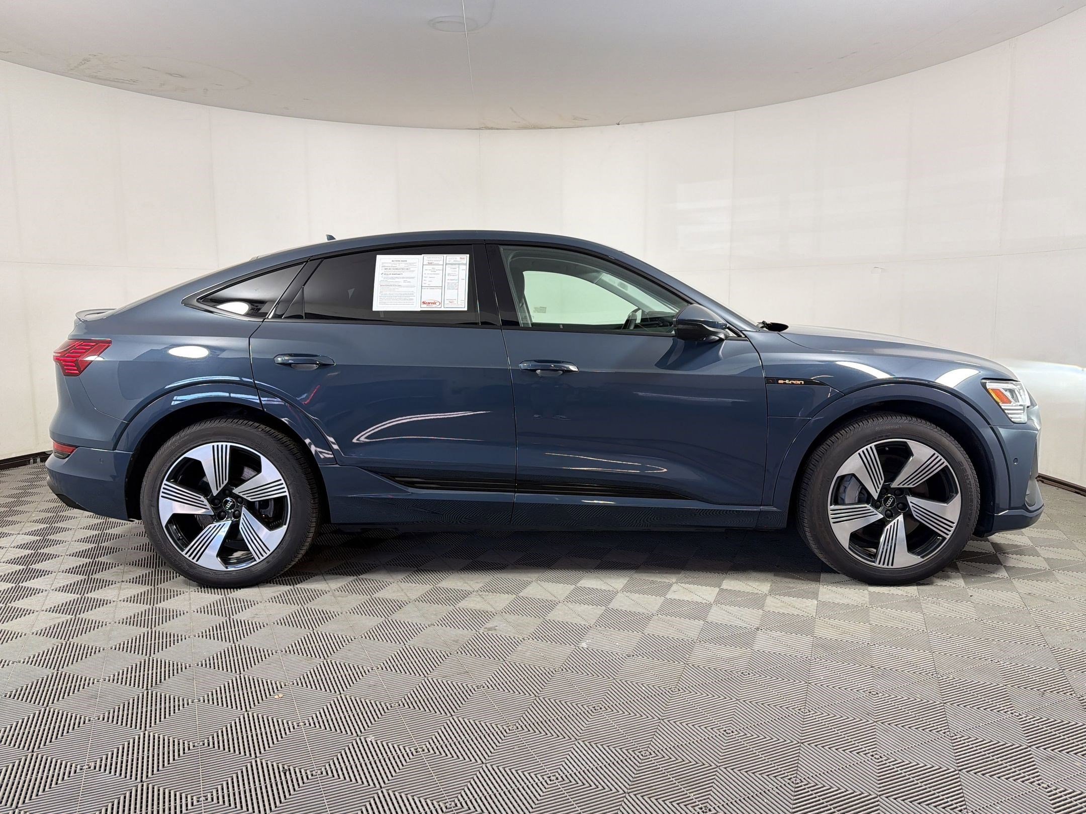 Used 2021 Audi e-tron Prestige w/ Prestige Package image 8