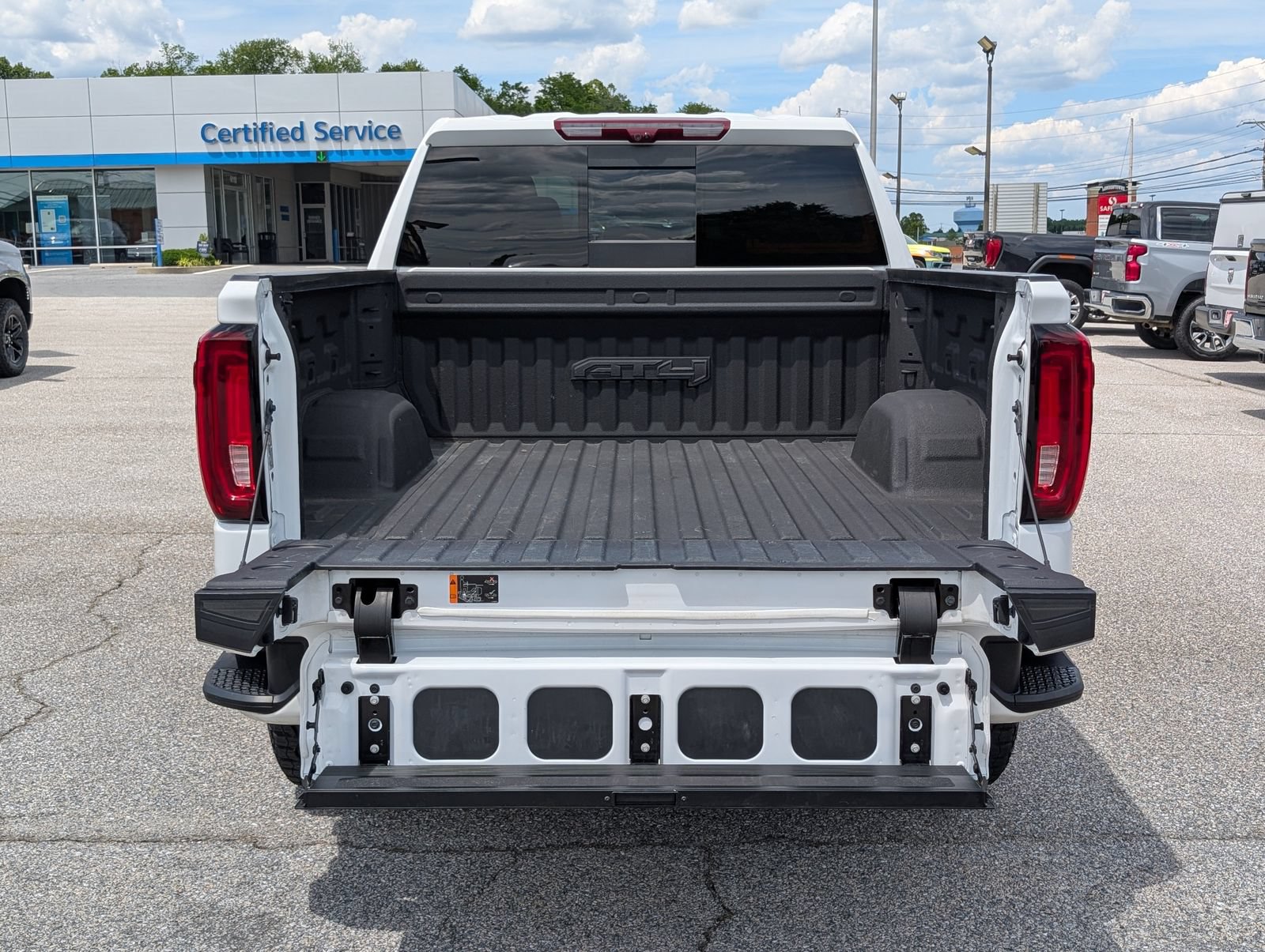 Used 2024 GMC Sierra 1500 AT4 w/ Technology Package AWD/4WD image 14