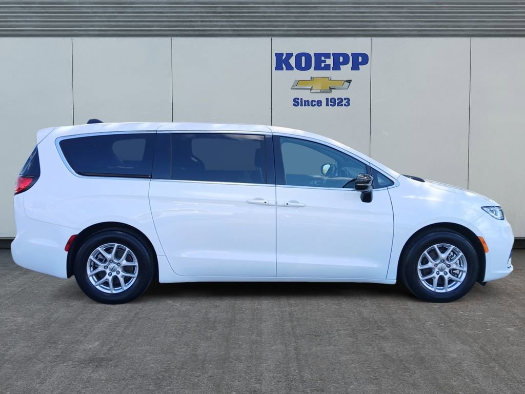 Used 2025 Chrysler Pacifica Select FWD image 6