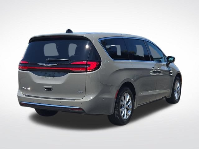 Used 2025 Chrysler Pacifica Select AWD/4WD image 8