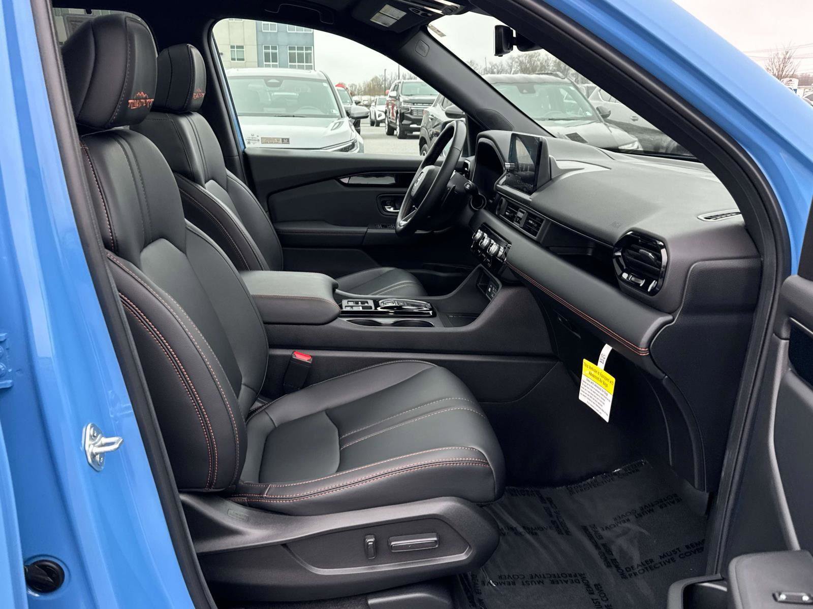 Used 2025 Honda Pilot TrailSport image 23