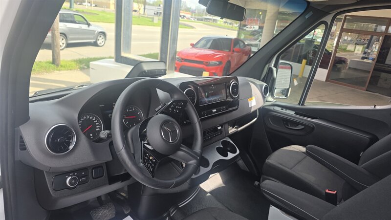 Used 2025 Mercedes-Benz Sprinter 2500 image 11