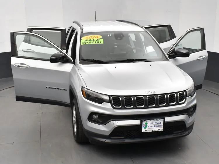 Used 2024 Jeep Compass Latitude image 10