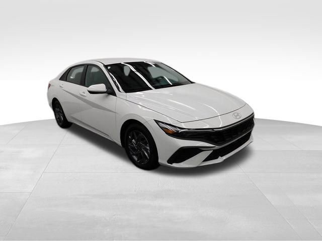 Used 2024 Hyundai Elantra SEL image 12