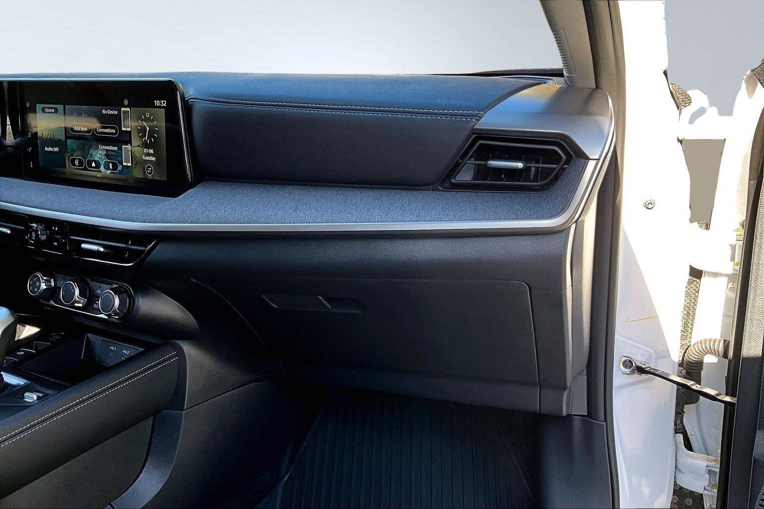 Used 2025 Nissan Kicks SV image 18