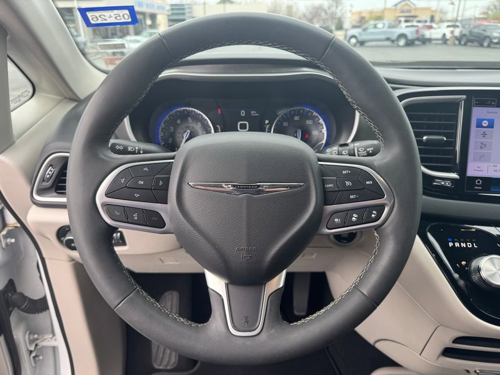 Used 2023 Chrysler Pacifica Touring-L image 8