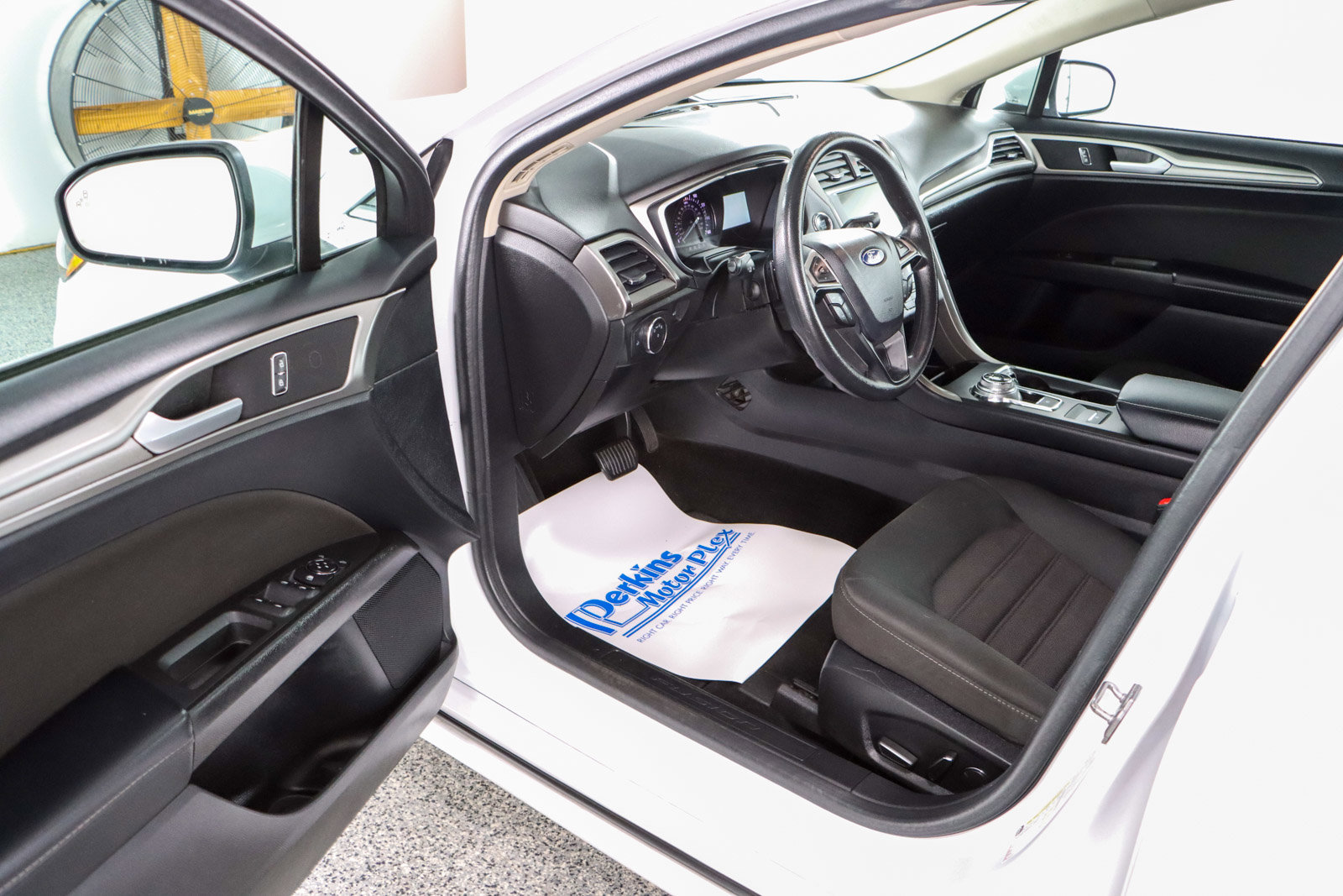 Used 2019 Ford Fusion SE image 3