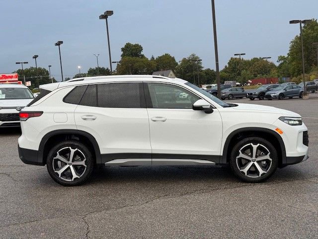 New 2025 Volkswagen Tiguan SE image 3