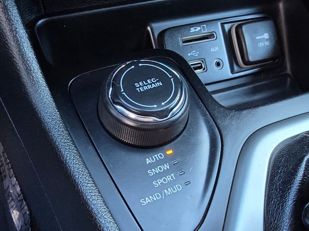 Used 2018 Jeep Cherokee Latitude Plus AWD/4WD image 11
