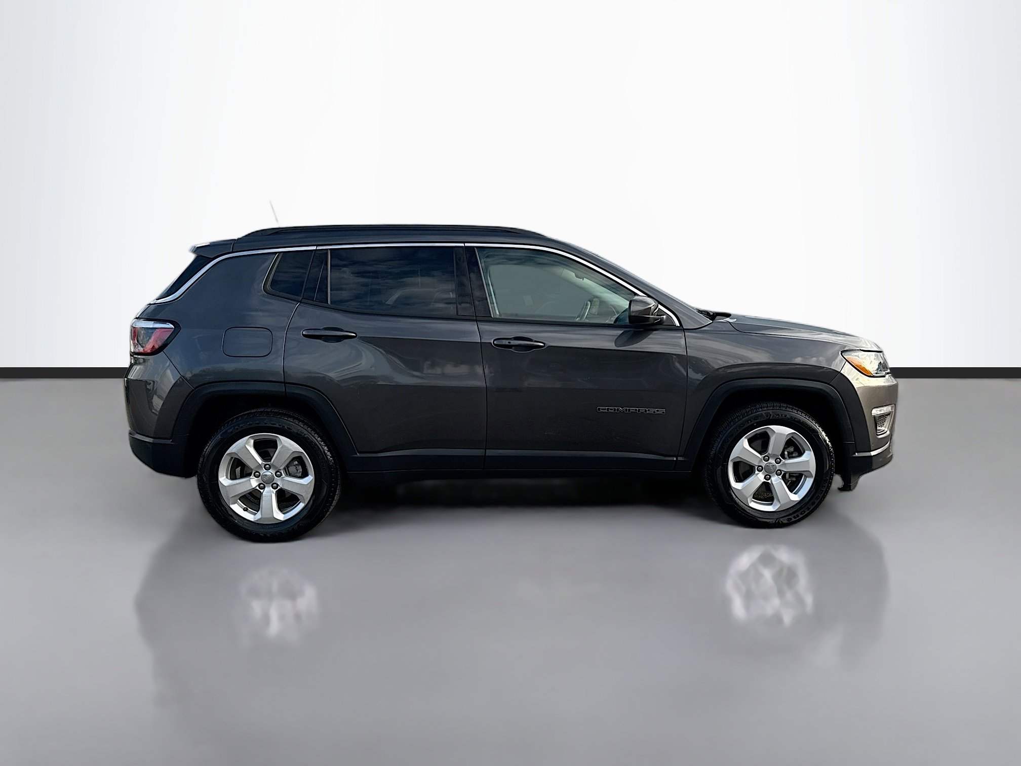 Used 2018 Jeep Compass Latitude image 2