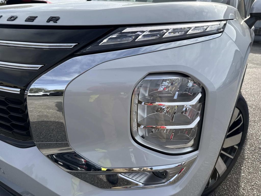 New 2026 Mitsubishi Outlander SE image 9