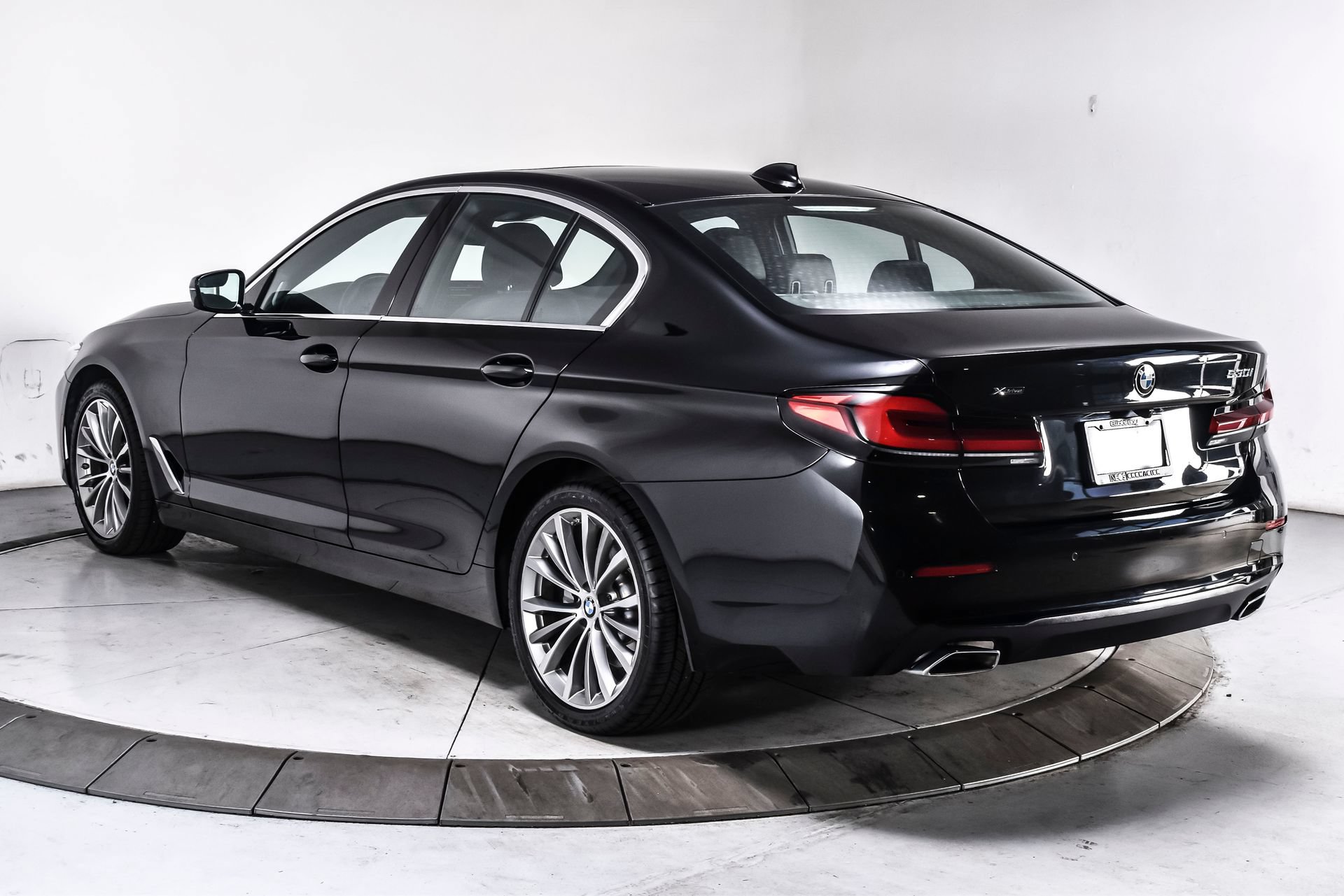 Used 2023 BMW 530i xDrive w/ Premium Package AWD/4WD image 4