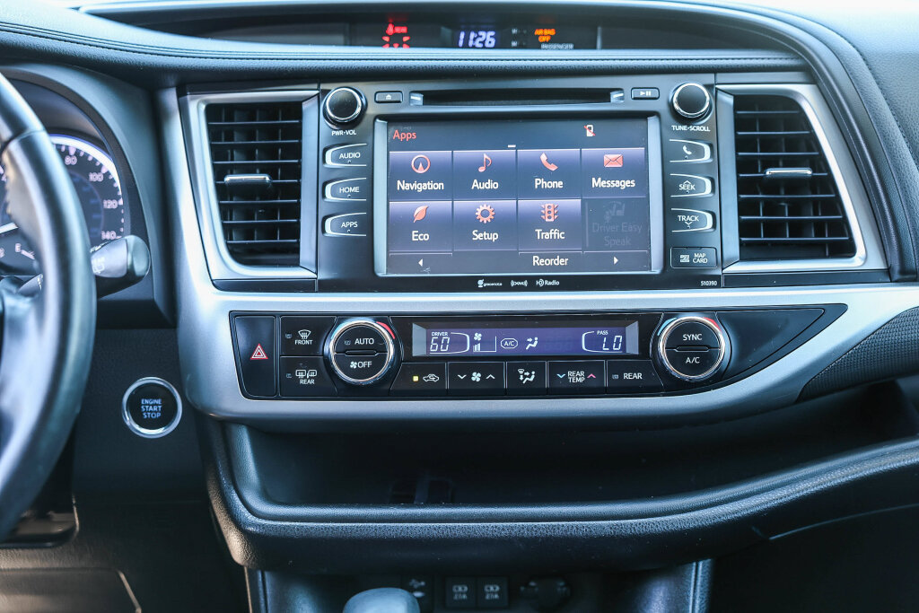 Used 2019 Toyota Highlander SE FWD image 3