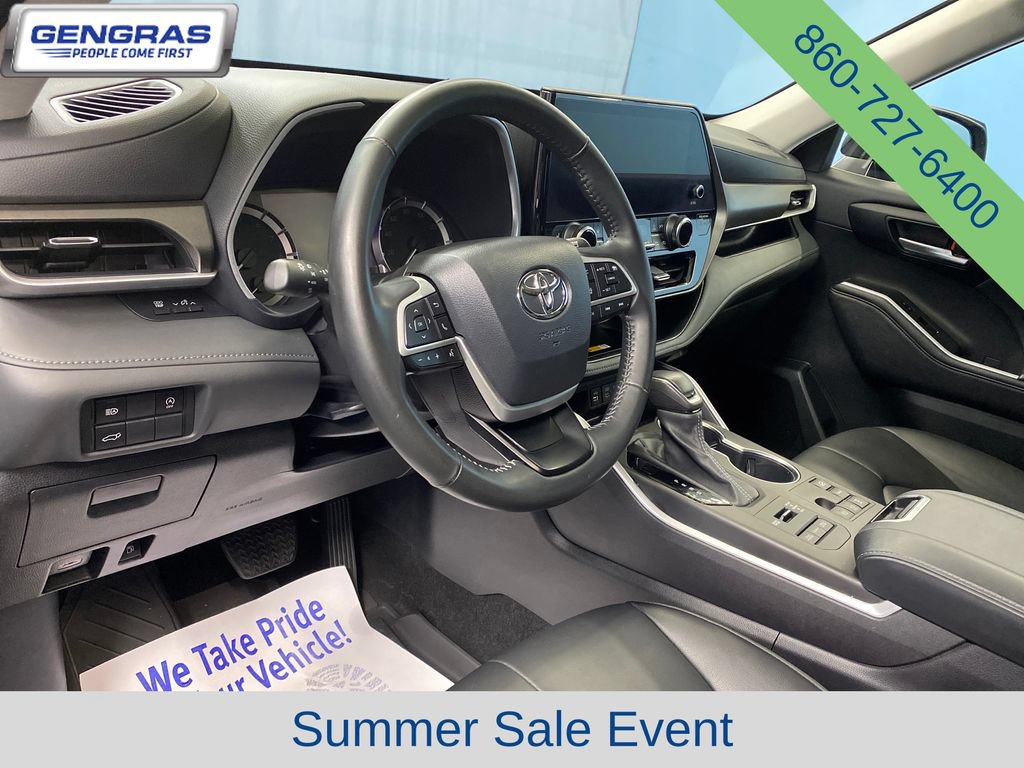 Used 2023 Toyota Highlander XLE AWD/4WD image 12