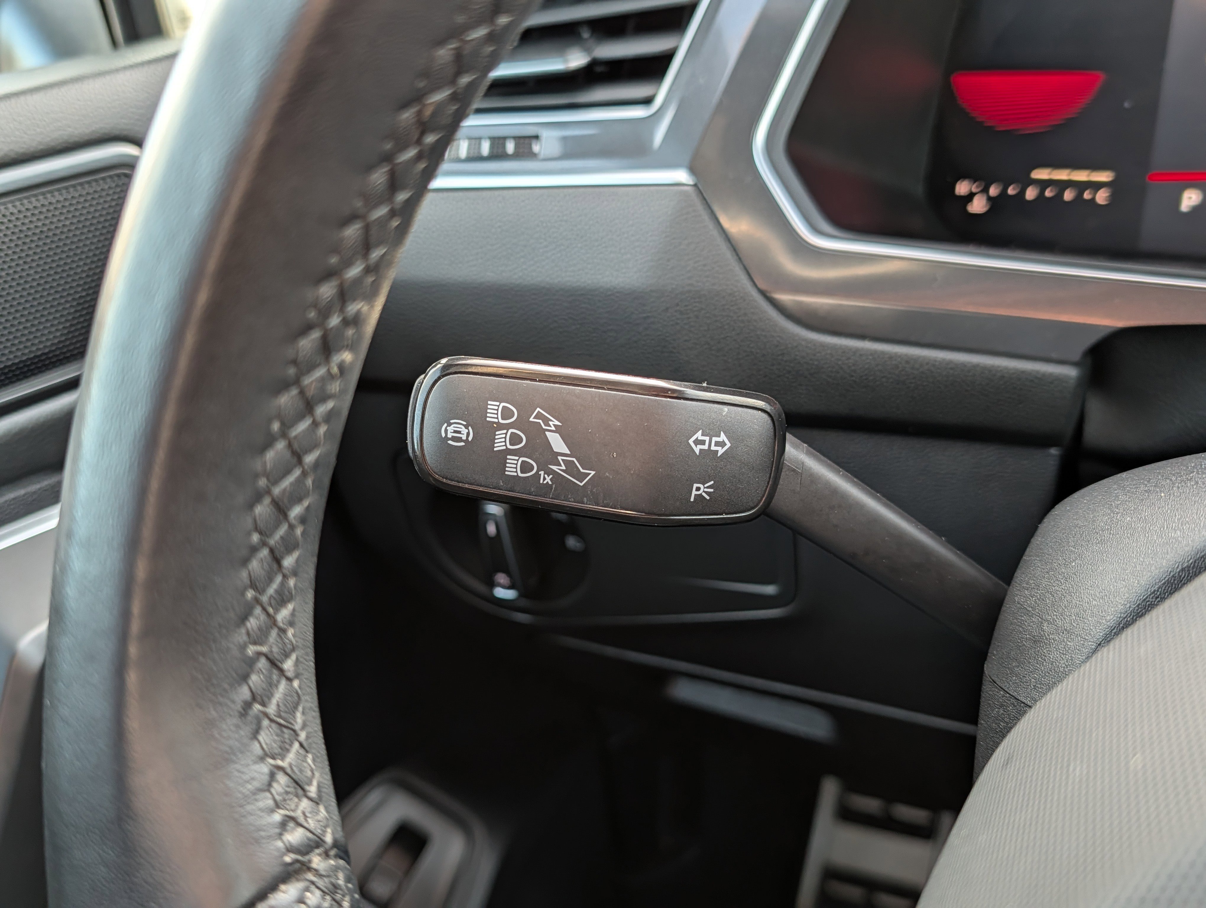 Used 2022 Volkswagen Tiguan SE R-Line image 33