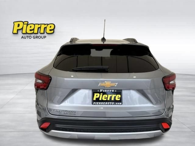 Used 2025 Chevrolet Trax LT FWD image 3