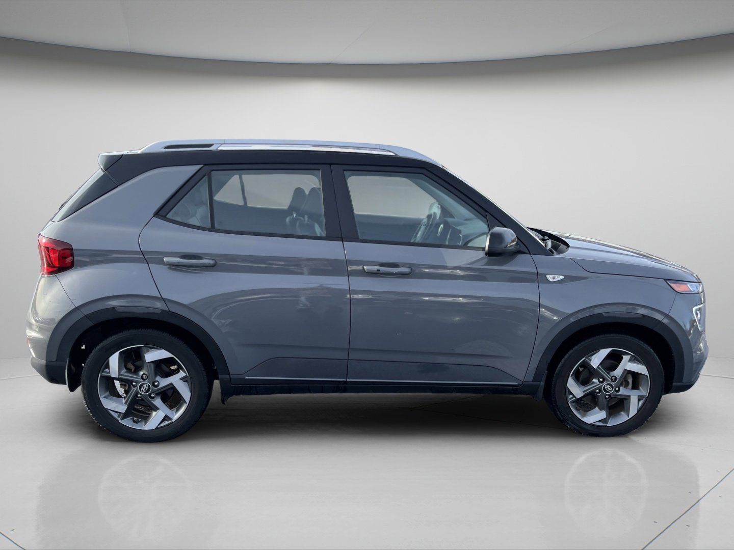 Used 2022 Hyundai Venue Limited FWD image 8