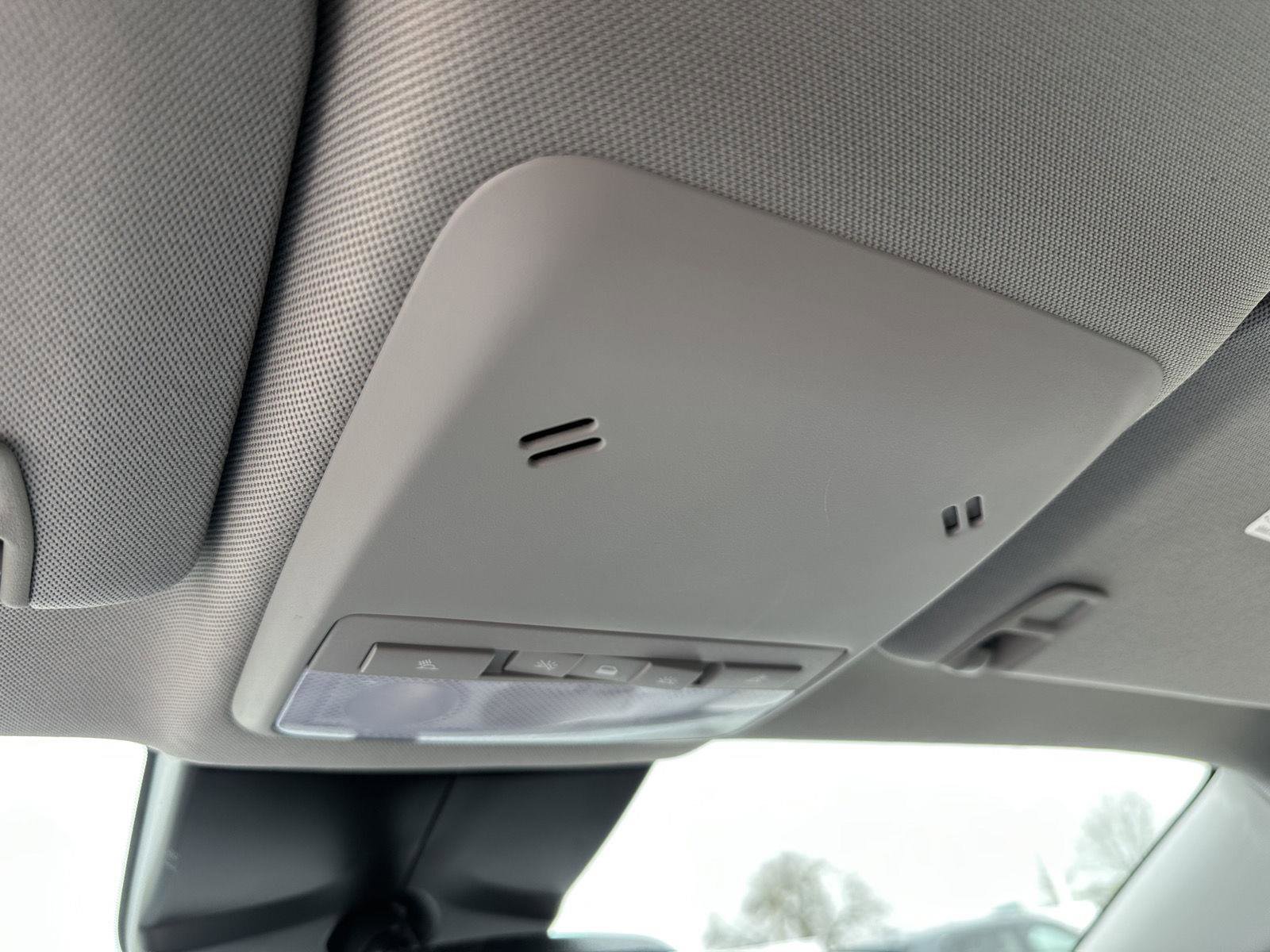 Used 2022 Chevrolet Trax LT w/ LT Convenience Package image 32