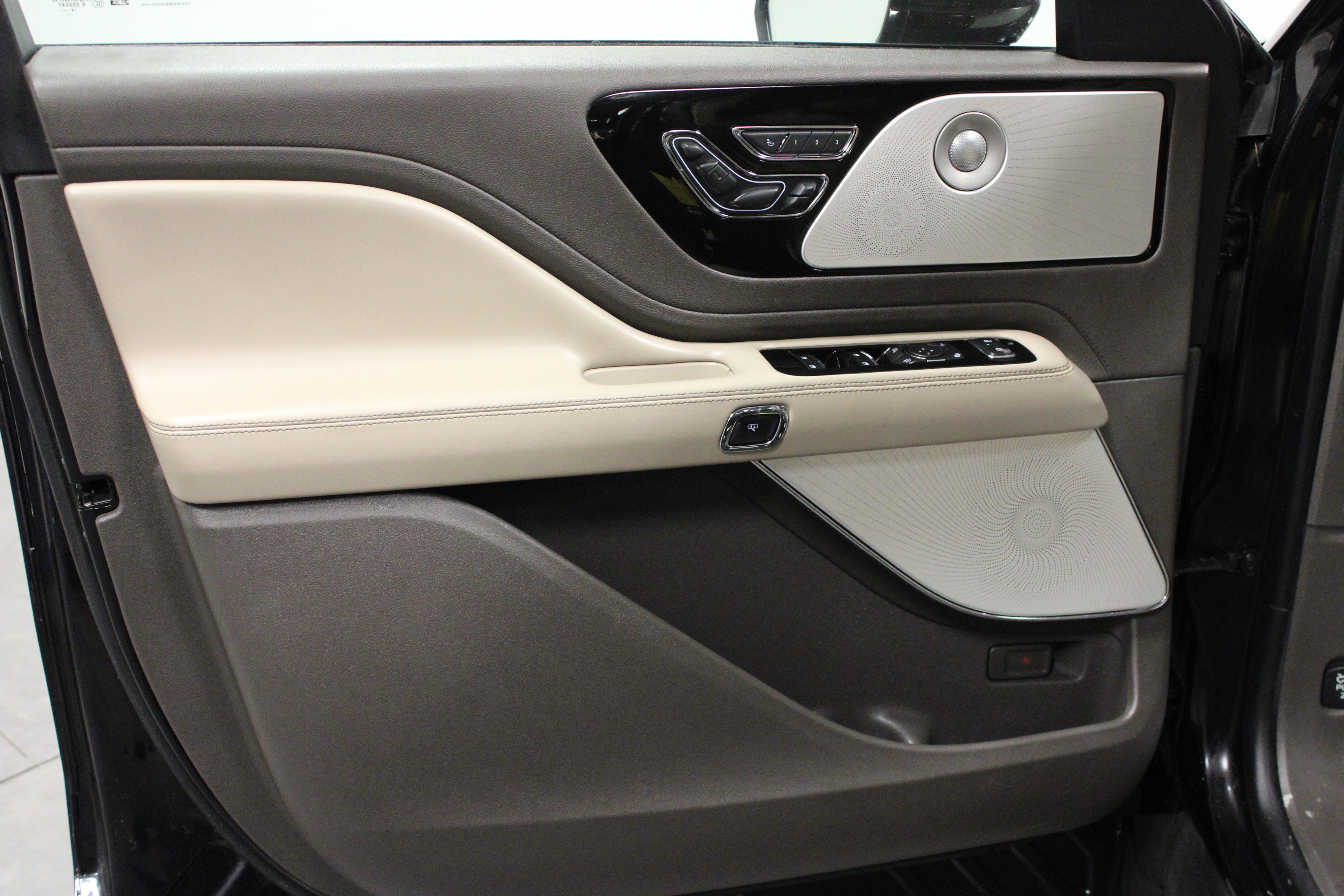 Used 2020 Lincoln Aviator Reserve w/ Equipment Group 202A image 11