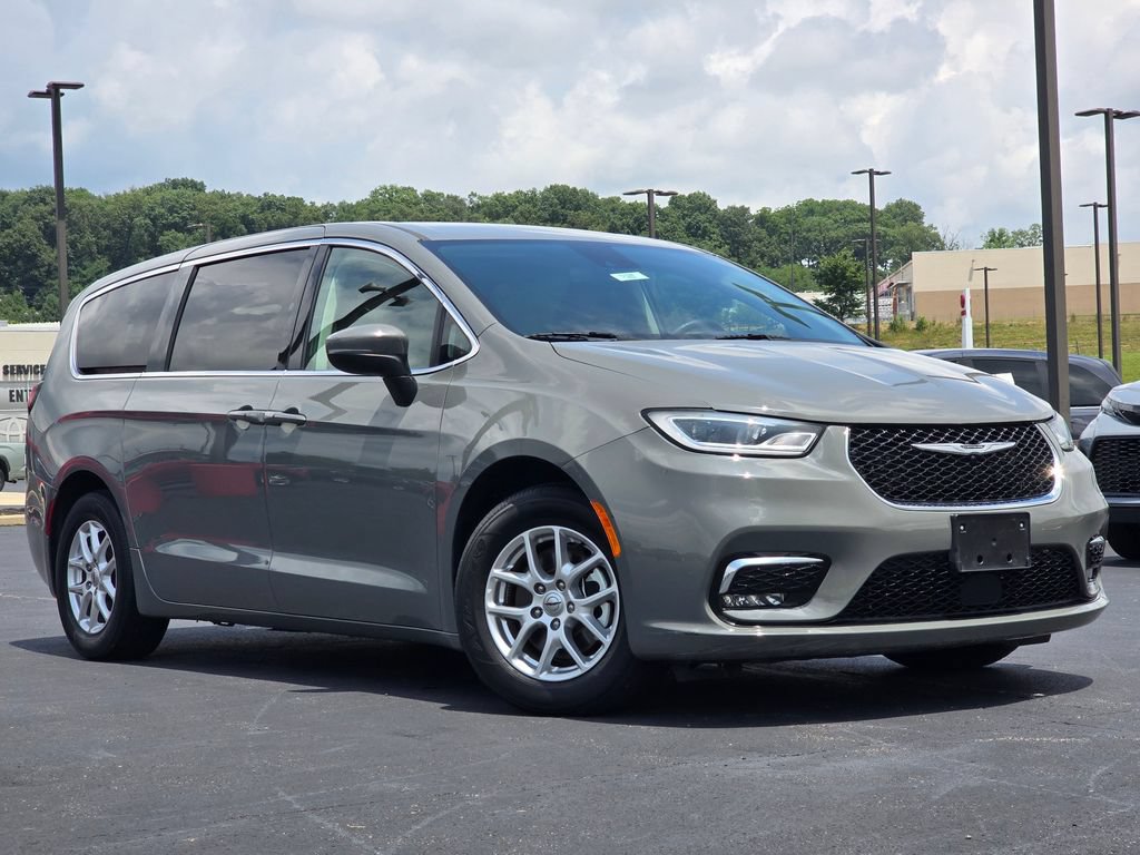 Used 2023 Chrysler Pacifica Touring-L FWD video 2