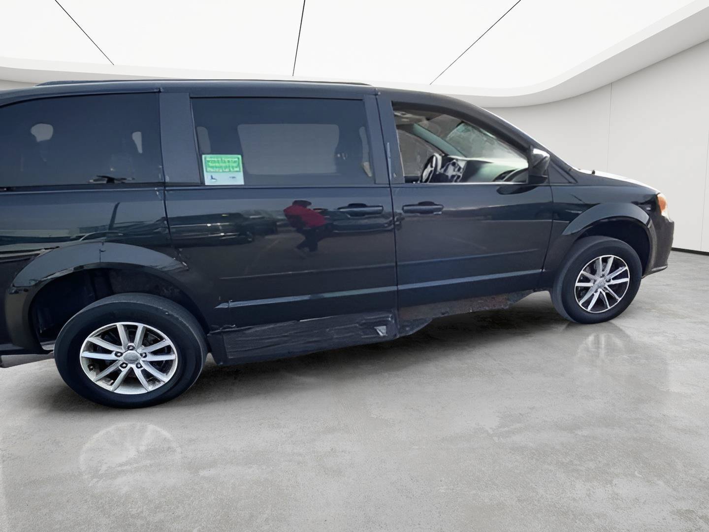 Used 2016 Dodge Grand Caravan SXT FWD image 3