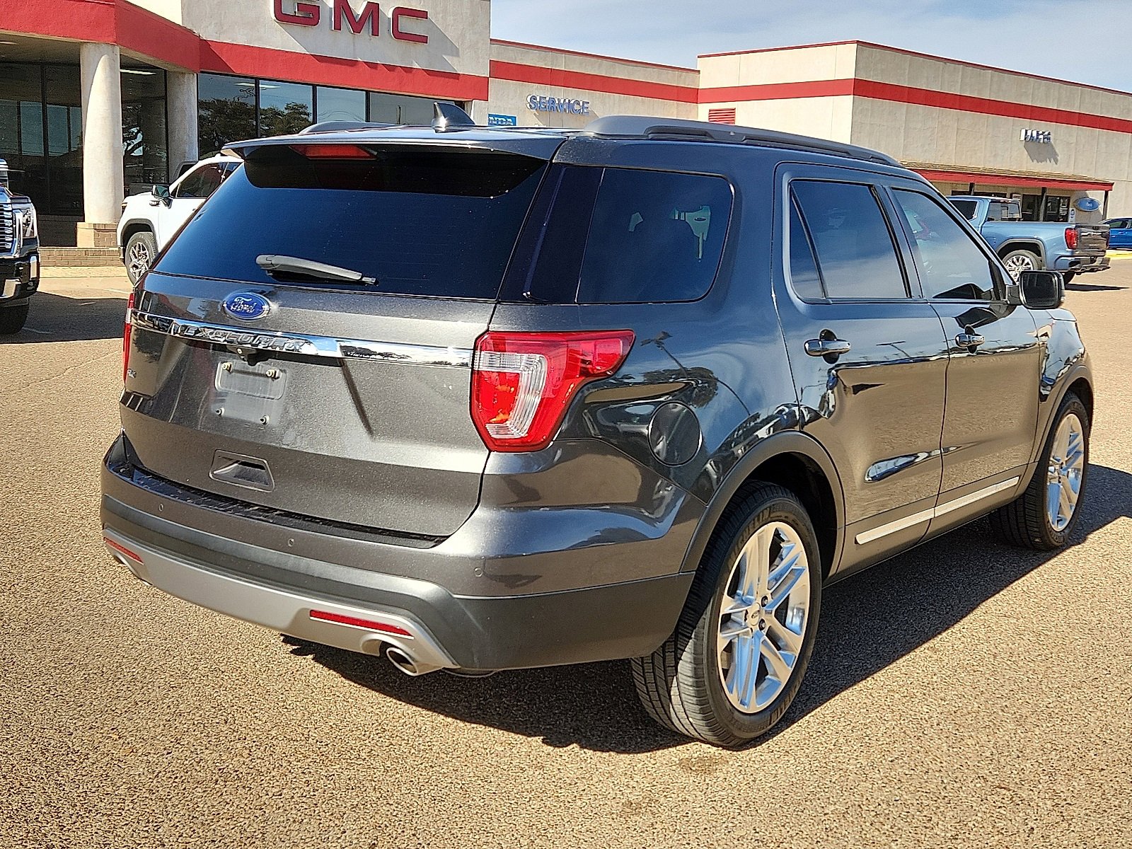 Used 2017 Ford Explorer XLT w/ Equipment Group 202A image 4