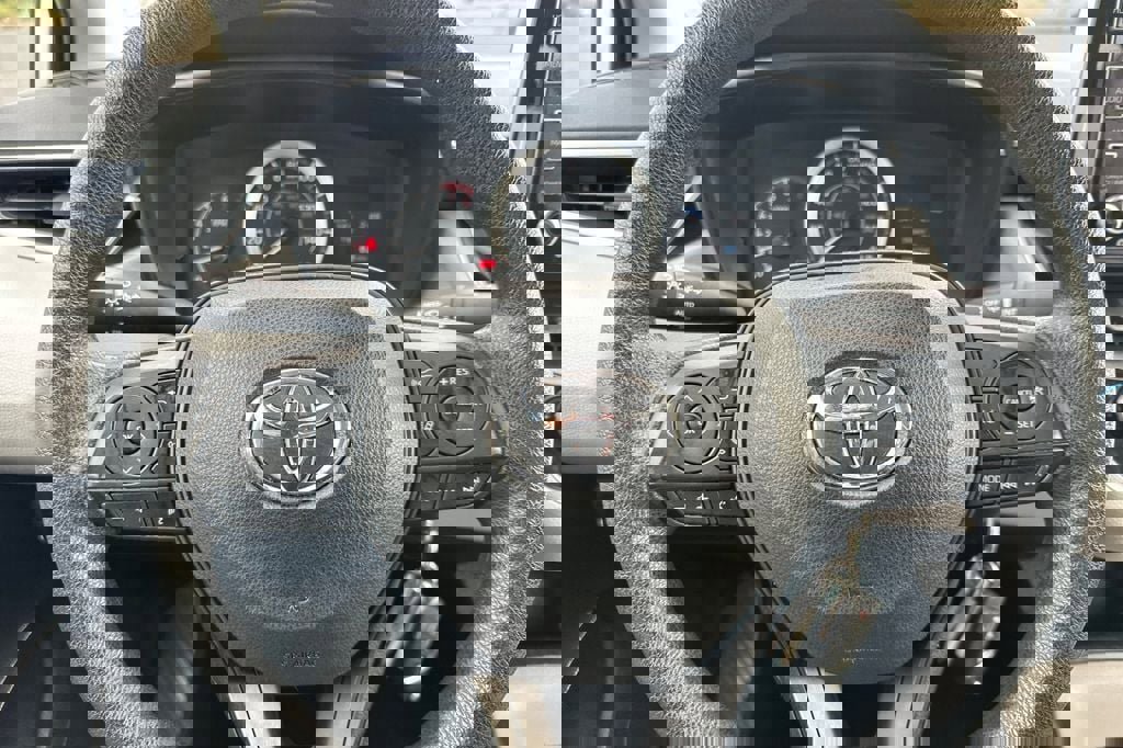 Used 2021 Toyota Corolla LE image 18