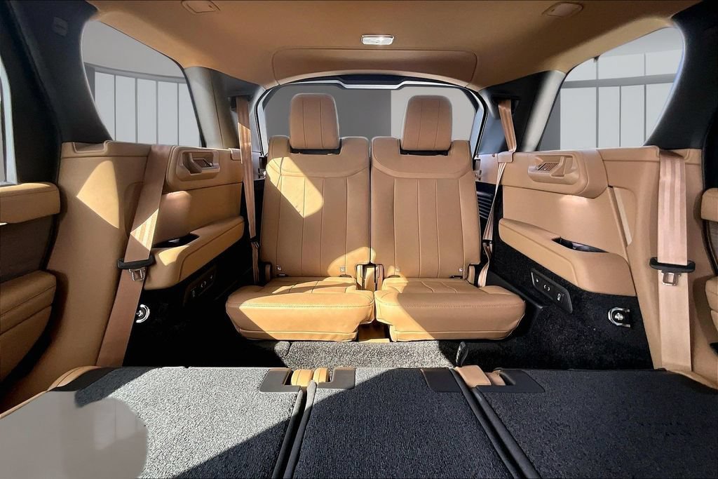 New 2026 Land Rover Range Rover Long Wheelbase SE AWD/4WD image 11