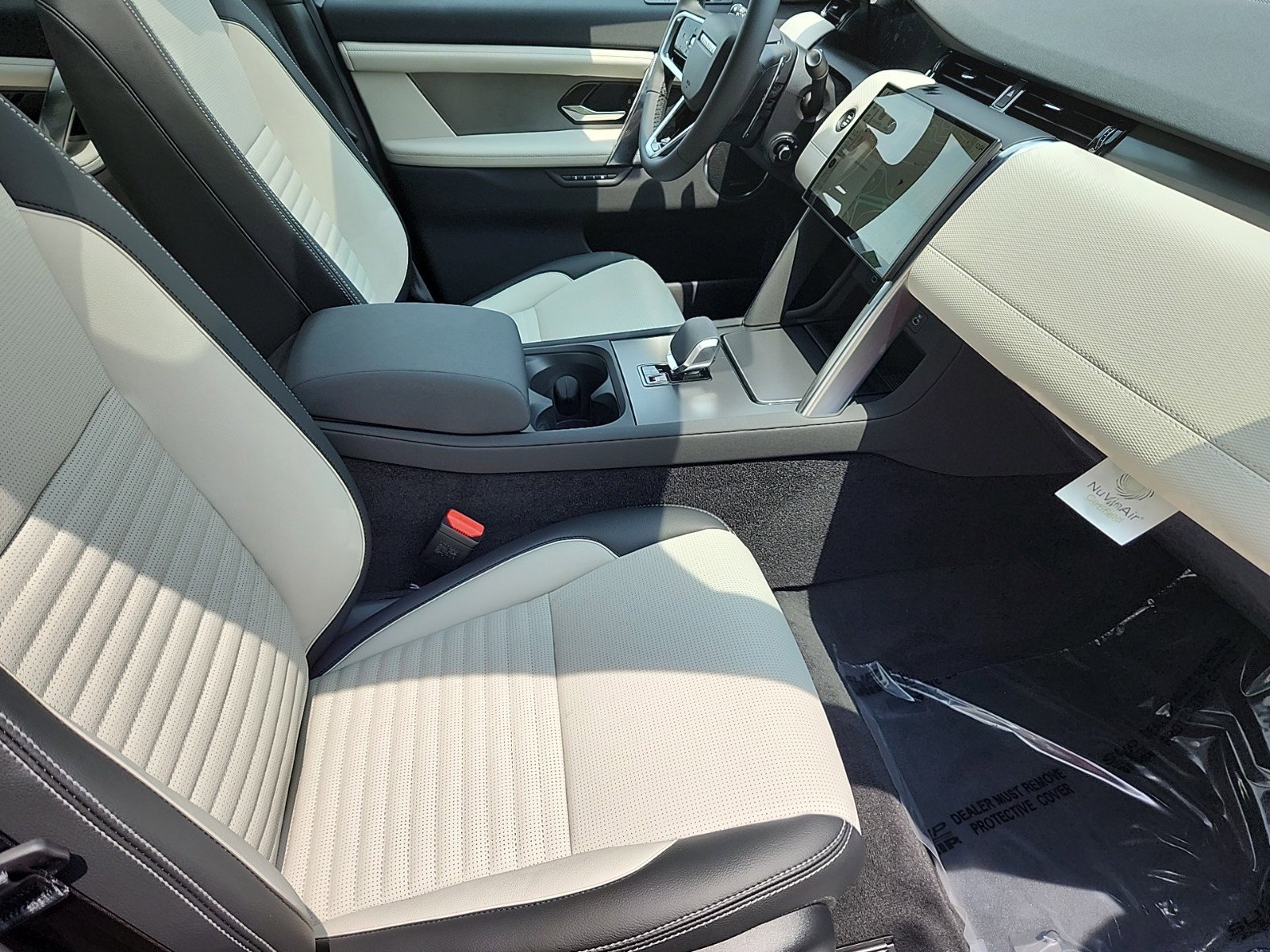 New 2024 Land Rover Discovery Sport Dynamic SE image 3