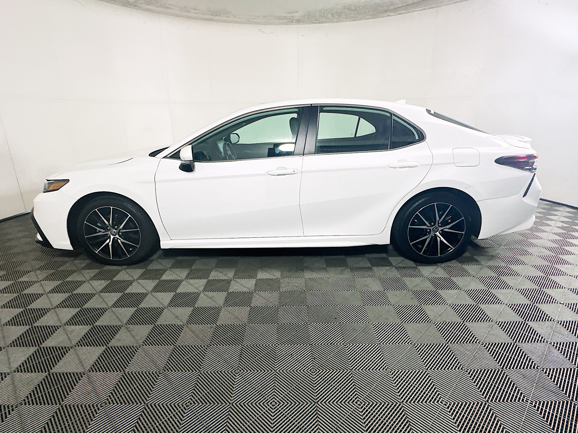 Used 2023 Toyota Camry SE w/ Audio Upgrade Package FWD image 6