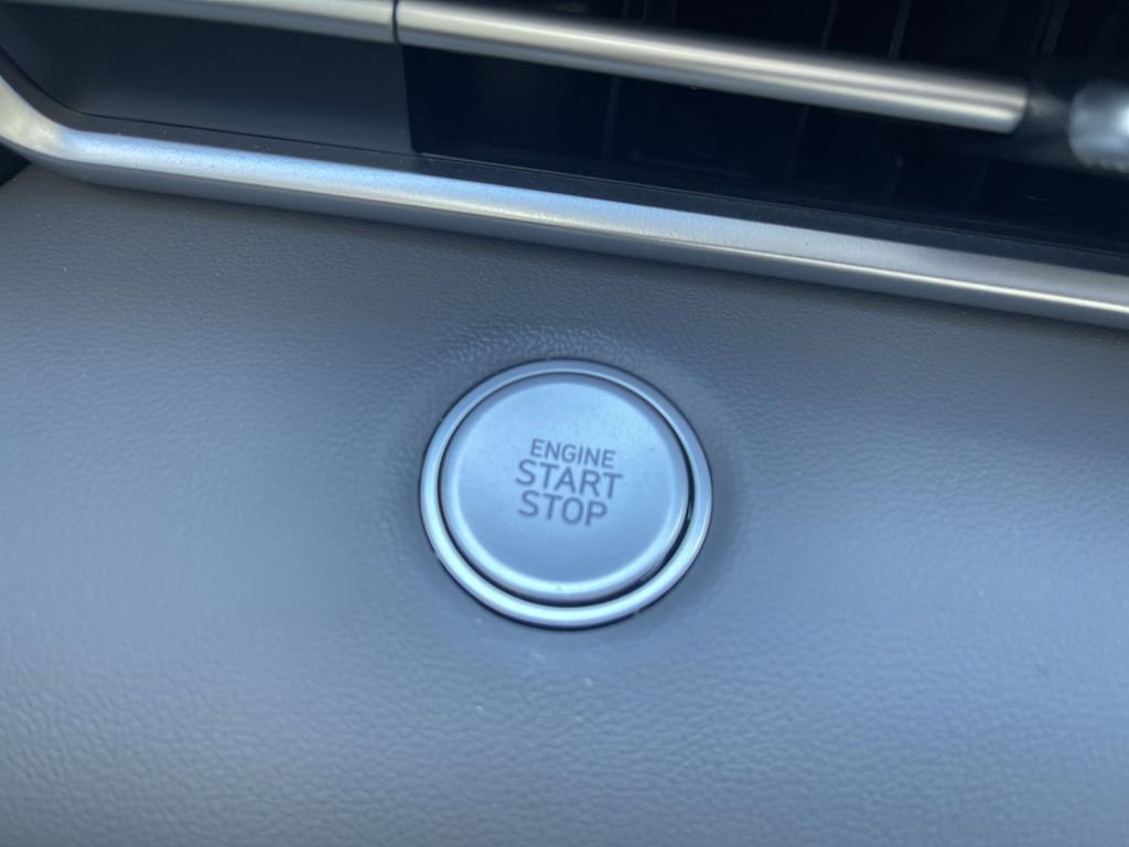 Used 2025 Hyundai Elantra Sport image 11