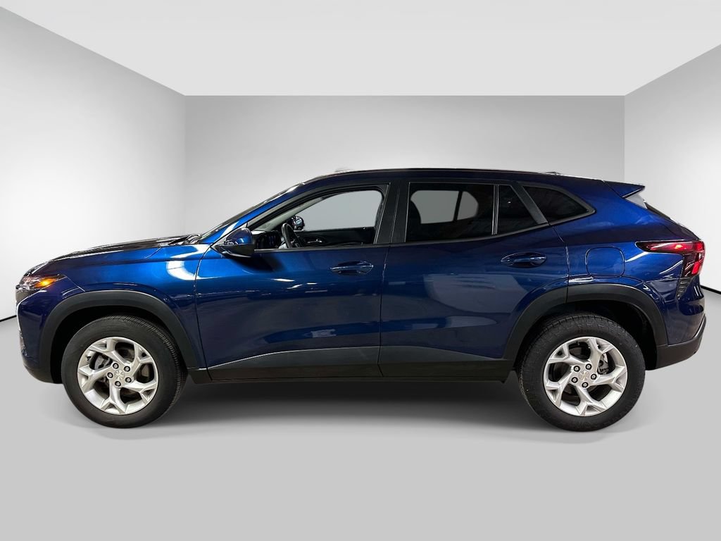 Used 2024 Chevrolet Trax LS w/ LS Convenience Package FWD image 2