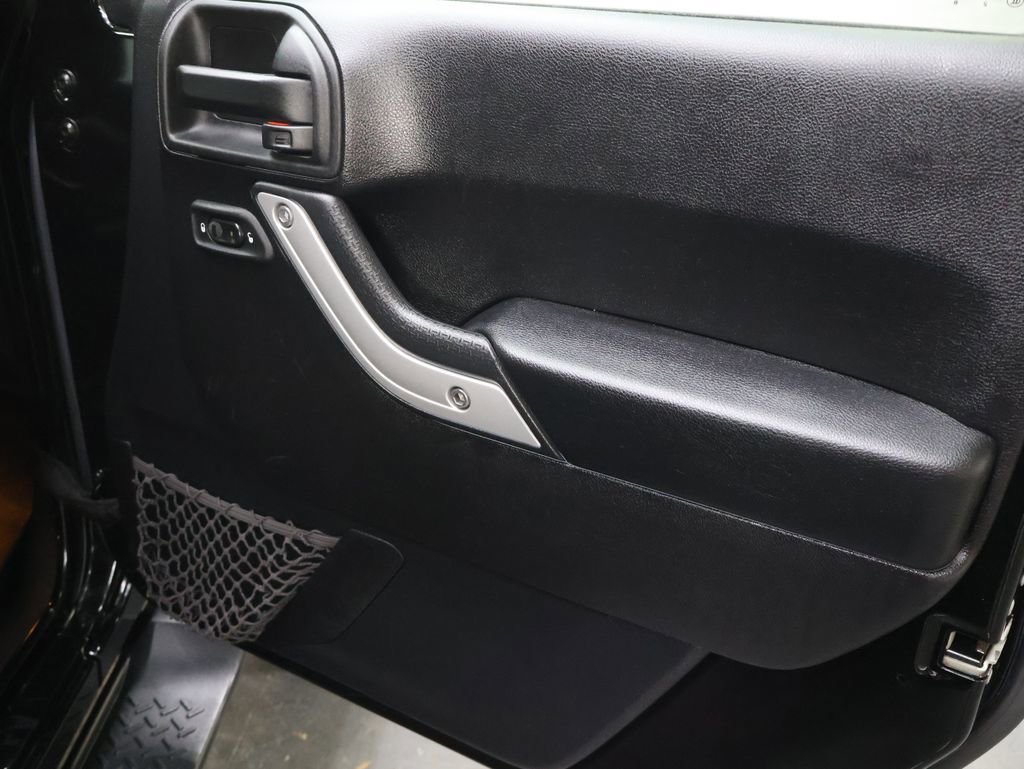 Used 2016 RAM 1500 Laramie w/ Convenience Group AWD/4WD image 12