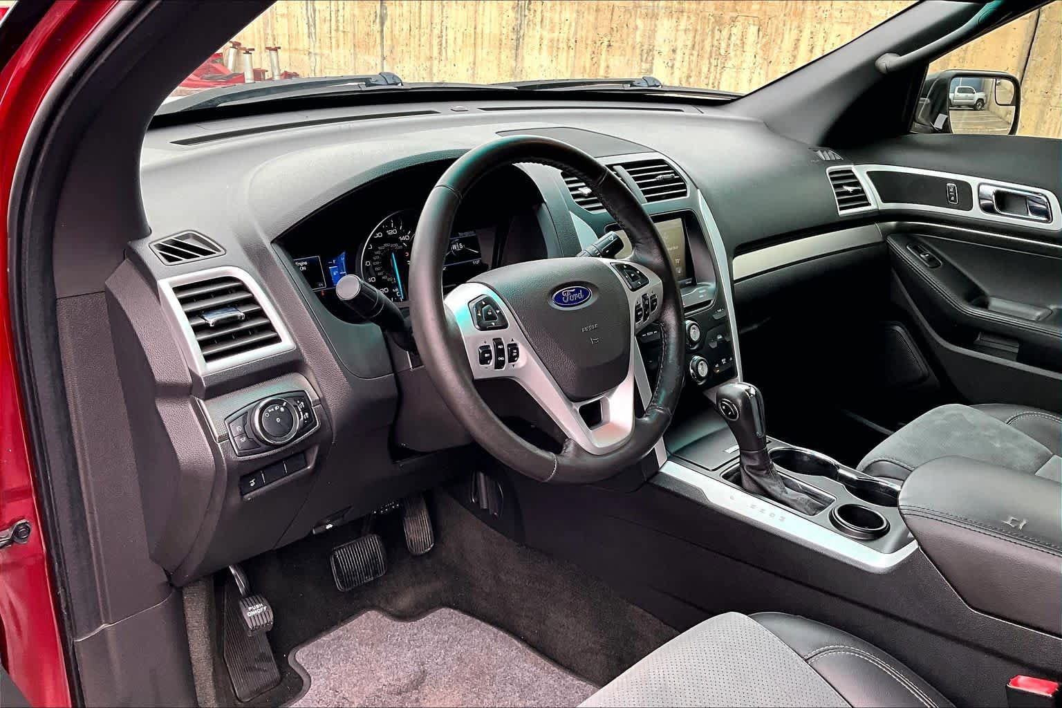 Used 2015 Ford Explorer XLT w/ Equipment Group 202A FWD image 18