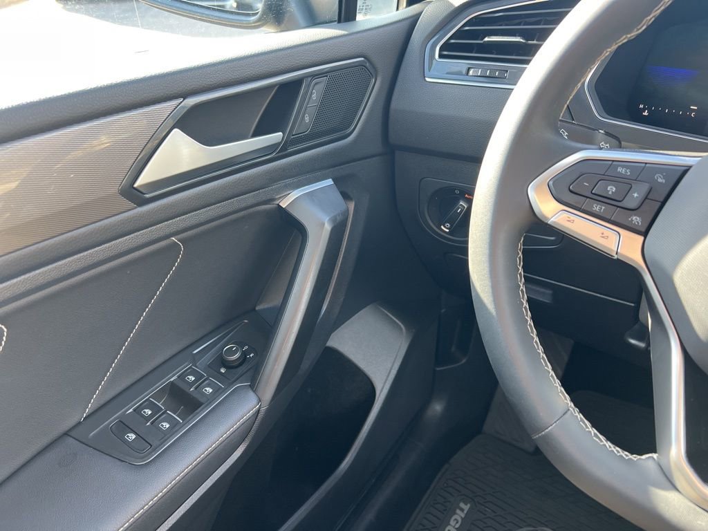 Used 2022 Volkswagen Tiguan SE image 18